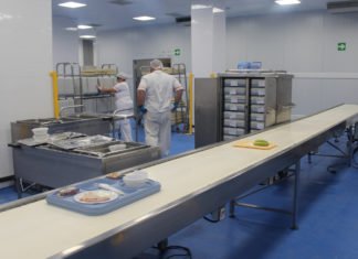 La cocina del Hospital General Universitario de Alicante se reforma tras veinte años para dar servicio mensual a 51.700 pacientes