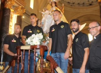 El Hércules buscó cobijo ante la Patrona de Alicante en la tradicional ofrenda floral de ayer en la Concatedral de San Nicolás