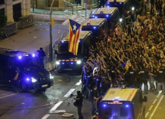 Un policía nacional agredido por los terroristas callejeros de Barcelona, al borde de la muerte