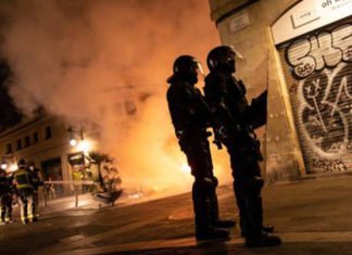 Las pérdidas en mobiliario urbano por los disturbios de Barcelona rondan los dos millones de euros y continuaran aumentando