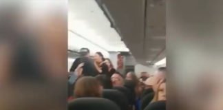 Una pelea a golpes entre siete pasajeros en pleno vuelo, obliga a realizar un aterrizaje de emergencia