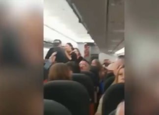 Una pelea a golpes entre siete pasajeros en pleno vuelo, obliga a realizar un aterrizaje de emergencia