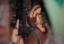 Alicante inicia el montaje de sus dos belenes gigantes en el centro de la ciudad ante la llegada de la Navidad