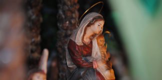 Alicante inicia el montaje de sus dos belenes gigantes en el centro de la ciudad ante la llegada de la Navidad