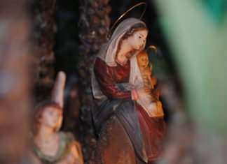 Alicante inicia el montaje de sus dos belenes gigantes en el centro de la ciudad ante la llegada de la Navidad