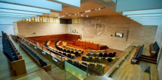 La Asamblea de Extremadura gasta 485.000 euros del dinero de los españoles en teléfonos móviles para sus diputados