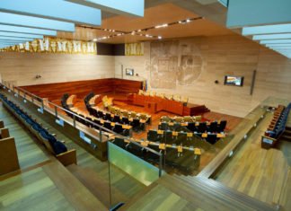 La Asamblea de Extremadura gasta 485.000 euros del dinero de los españoles en teléfonos móviles para sus diputados