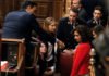 La portavoz del PSOE emula con su caída el estado del actual gobierno en funciones en la sesión de constitución del Congreso