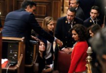La portavoz del PSOE emula con su caída el estado del actual gobierno en funciones en la sesión de constitución del Congreso
