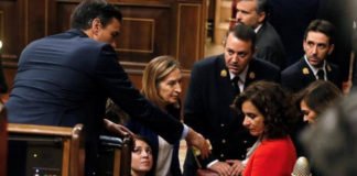 La portavoz del PSOE emula con su caída el estado del actual gobierno en funciones en la sesión de constitución del Congreso