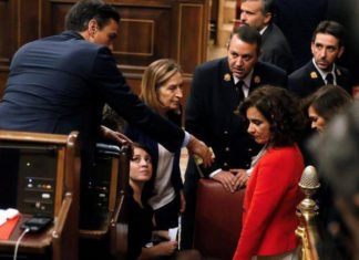 La portavoz del PSOE emula con su caída el estado del actual gobierno en funciones en la sesión de constitución del Congreso