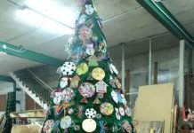 Denia deja en manos de personas con discapacidad funcional la creación del Árbol de Navidad de su Ayuntamiento