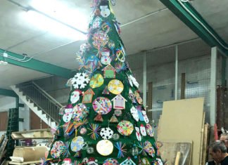 Denia deja en manos de personas con discapacidad funcional la creación del Árbol de Navidad de su Ayuntamiento