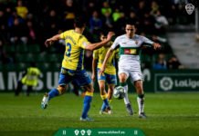 Jarro de agua fría en el Martínez Valero tras la derrota del Elche frente a Las Palmas por 2-3
