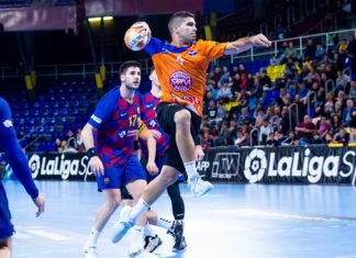El Balonmano Benidorm logra endosarle 25 goles al F.C.Barcelona en el Palau Blaugrana