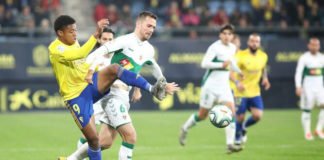 El Elche empieza a mostrar dotes de Primera tras su empate frente al líder Cádiz en el Ramón de Carranza