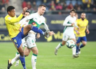 El Elche empieza a mostrar dotes de Primera tras su empate frente al líder Cádiz en el Ramón de Carranza