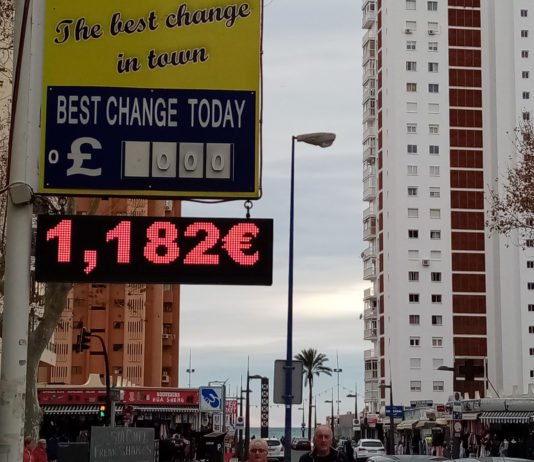La libra esterlina se convierte en la gran protagonista entre los turistas británicos de Benidorm y la Costa Blanca