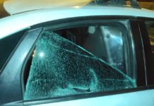 La policía local de Elche detiene a un hombre violento tras causar grandes daños a personas, vehículos y los propios agentes