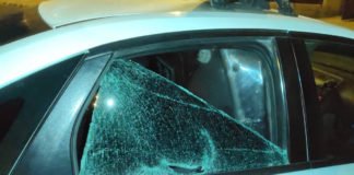 La policía local de Elche detiene a un hombre violento tras causar grandes daños a personas, vehículos y los propios agentes