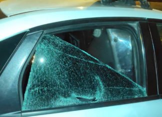 La policía local de Elche detiene a un hombre violento tras causar grandes daños a personas, vehículos y los propios agentes