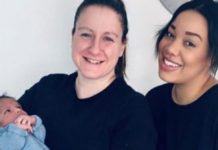 Una pareja británica de lesbianas ha dado a luz a Otis, el primer bebé del mundo que ha pasado por los dos úteros de sus madres.