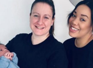 Una pareja británica de lesbianas ha dado a luz a Otis, el primer bebé del mundo que ha pasado por los dos úteros de sus madres.