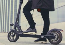 La DGT multará con hasta 1.000 euros por conducir el patinete eléctrico mirando el móvil, con auriculares o bebido