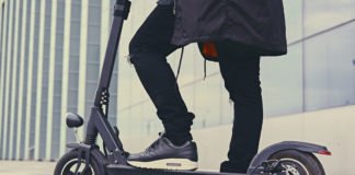 La DGT multará con hasta 1.000 euros por conducir el patinete eléctrico mirando el móvil, con auriculares o bebido