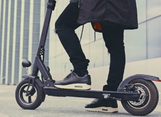 La DGT multará con hasta 1.000 euros por conducir el patinete eléctrico mirando el móvil, con auriculares o bebido