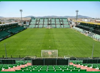 El Club de Fútbol La Nucía vuelve de Extremadura con medio partido ganado en Copa del Rey tras la suspensión por el temporal