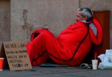 Un niño americano recauda fondos para mendigos y personas sin techo logrando una ola de solidaridad entre sus paisanos