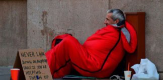 Un niño americano recauda fondos para mendigos y personas sin techo logrando una ola de solidaridad entre sus paisanos