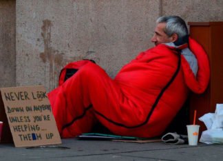 Un niño americano recauda fondos para mendigos y personas sin techo logrando una ola de solidaridad entre sus paisanos