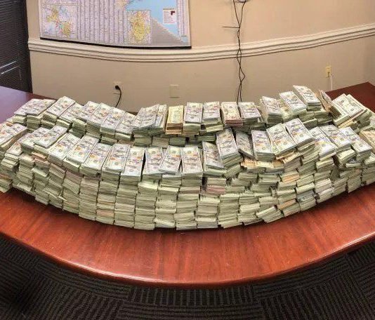 La policía americana encuentra 3.000.000 de dólares en un camión cargado con paletillas de cerdo