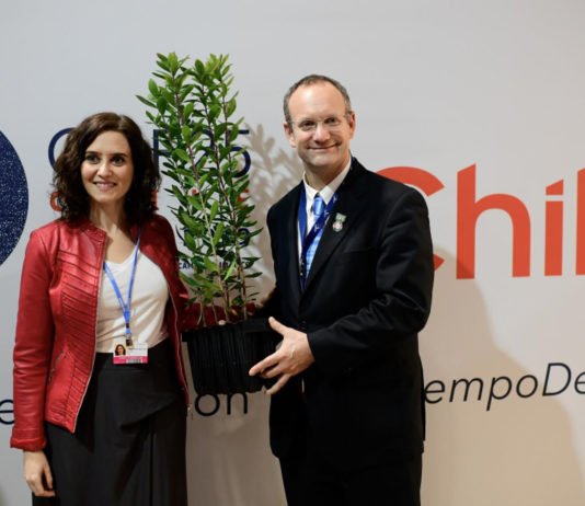 Madrid dona madroños a Chile en la clausura del COP25 como símbolo de hermanamiento