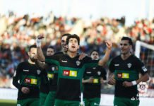 Triunfo histórico del Elche en Almería que mete a los ilicitanos en lugares de promoción a Primera