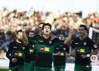 Triunfo histórico del Elche en Almería que mete a los ilicitanos en lugares de promoción a Primera