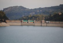 El pantano de Guadalest roza el lleno y empieza a desembalsar agua por seguridad