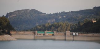 El pantano de Guadalest roza el lleno y empieza a desembalsar agua por seguridad