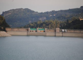 El pantano de Guadalest roza el lleno y empieza a desembalsar agua por seguridad