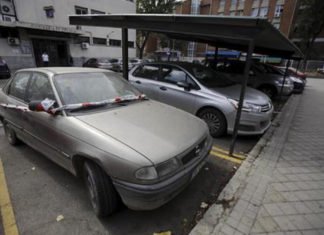 Muere un hombre abatido por disparos de la Policía tras apuñalar a dos agentes en Vallecas que impedían que lesionara a su pareja