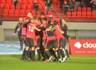 La Nucía tira de épica y vence 2-0 al Español B con diez jugadores en el Olímpico Camilo Cano