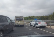 Fallece una persona y otra resulta herida en un accidente entre un turismo y un camión en Linares