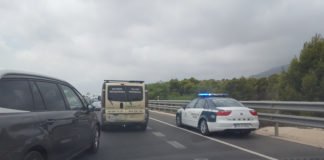 Fallece una persona y otra resulta herida en un accidente entre un turismo y un camión en Linares