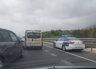 Fallece una persona y otra resulta herida en un accidente entre un turismo y un camión en Linares