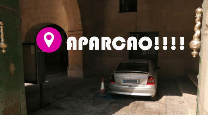 ¡Aparcado! Un hombre aparca su vehículo dentro del Ayuntamiento de Alicante y «ahora que lo retire el alcalde»