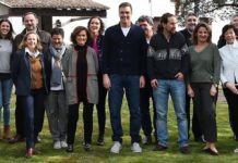 «La banda del patio» Sánchez posa en vaqueros y zapatillas con todos sus ministros