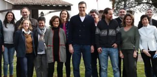 «La banda del patio» Sánchez posa en vaqueros y zapatillas con todos sus ministros