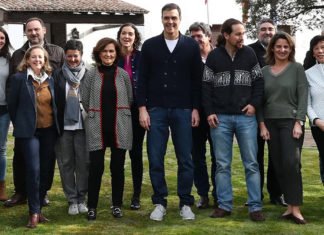 «La banda del patio» Sánchez posa en vaqueros y zapatillas con todos sus ministros